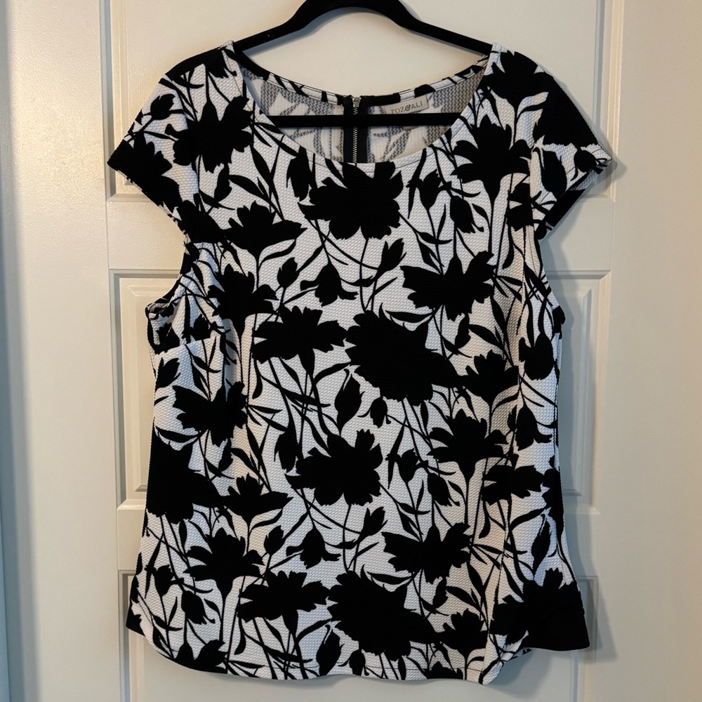 Roz & Ali Black Floral Blouse